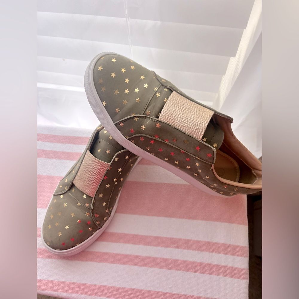 KAANAS Army green and gold with stars casual shoes. SIZE 7. Brand new! Worn 1X